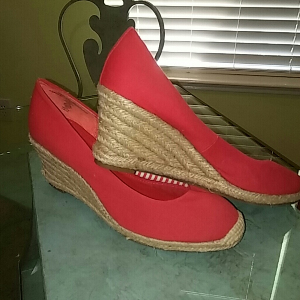 Super cute poppy pumps